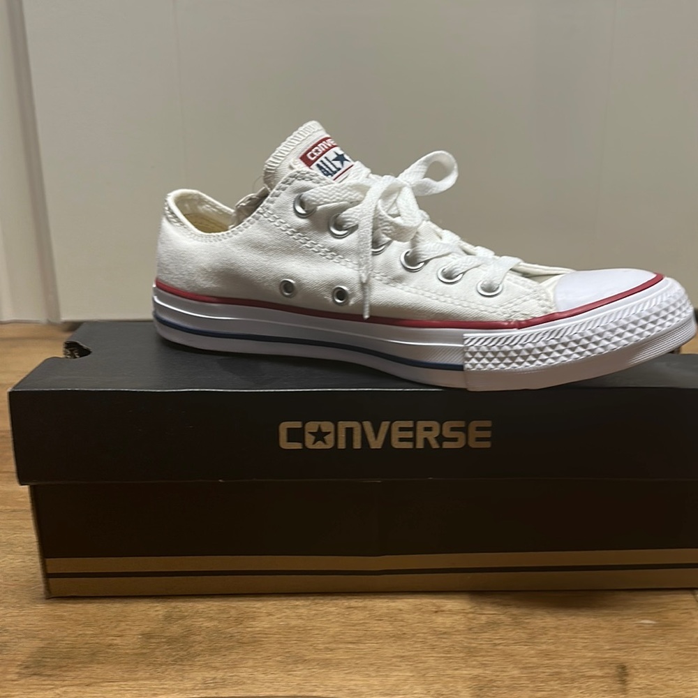 7.5 Womens white converse all star sneakers